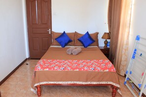 In-room safe, desk, laptop workspace, iron/ironing board - LeBovallon B&B (Mahebourg)