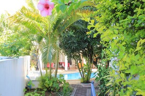 Una piscina al aire libre, sillones reclinables de piscina