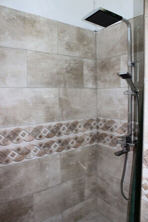 Habitación triple estándar | Regadera en el baño
