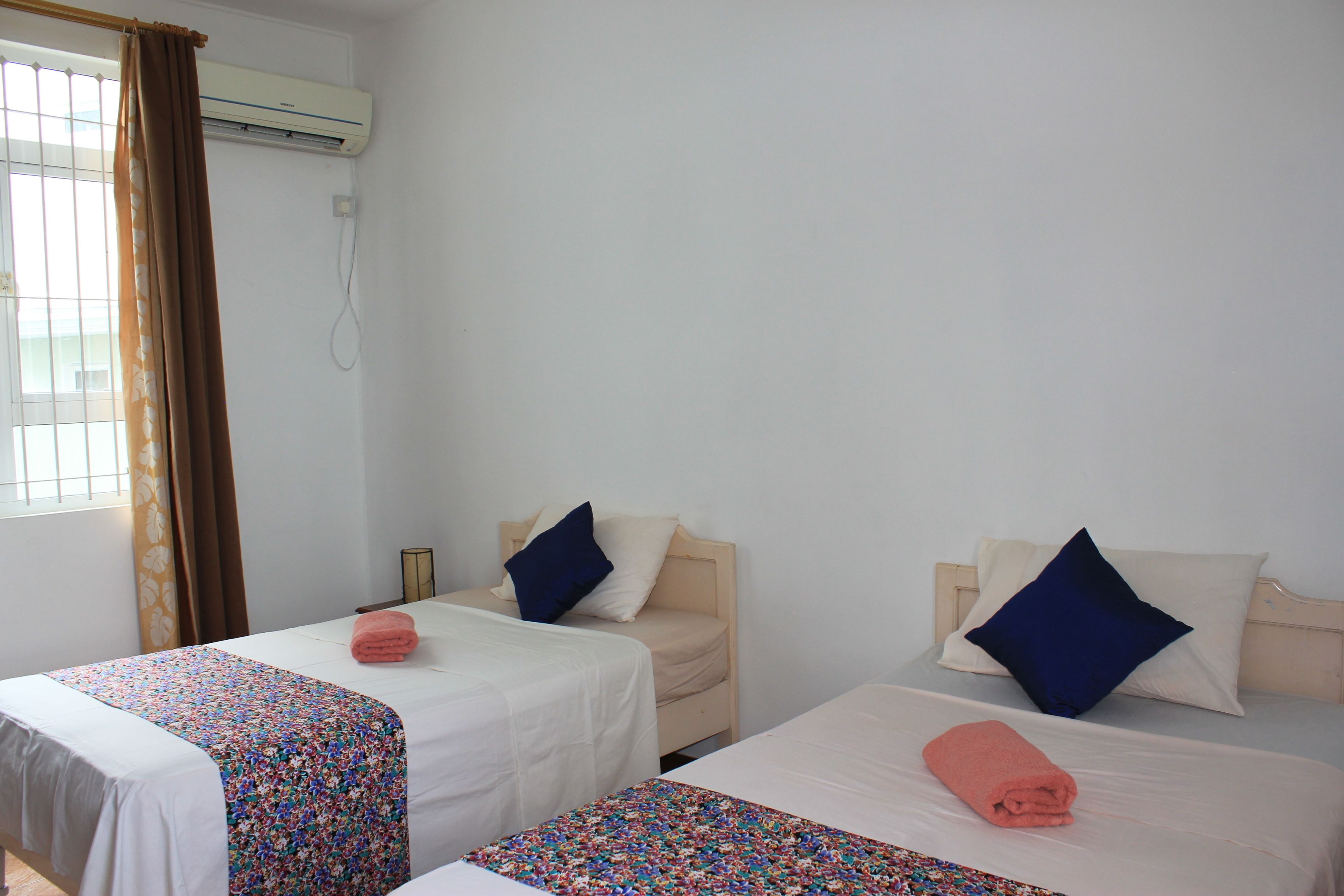 Caja de seguridad en la habitación y escritorio 