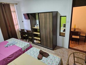 Departamento estándar | Caja de seguridad en la habitación y escritorio 
