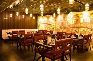 2 restaurantes, se sirve desayuno 