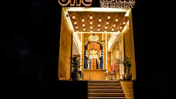 A hotel entrance with a sign reading "One Hotels GCRECY."
