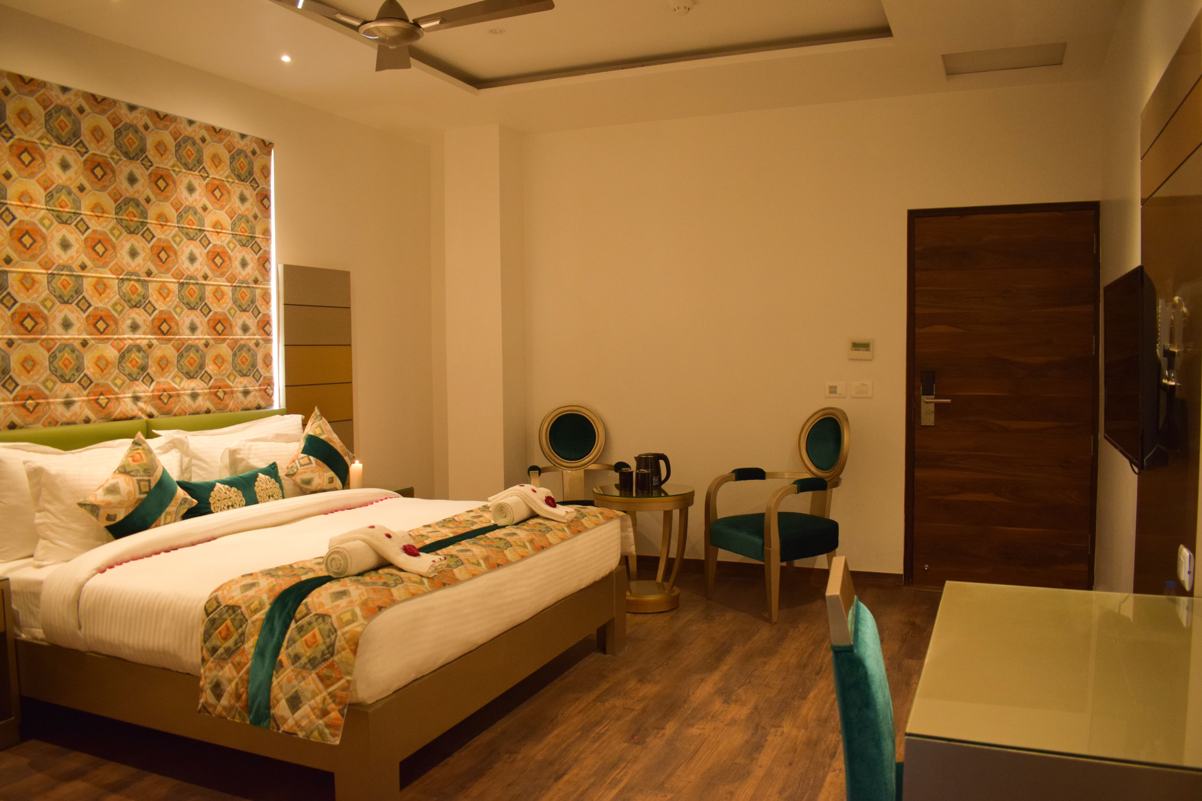 executive king | premium bedding, blackout curtains, free wifi, bed sheets