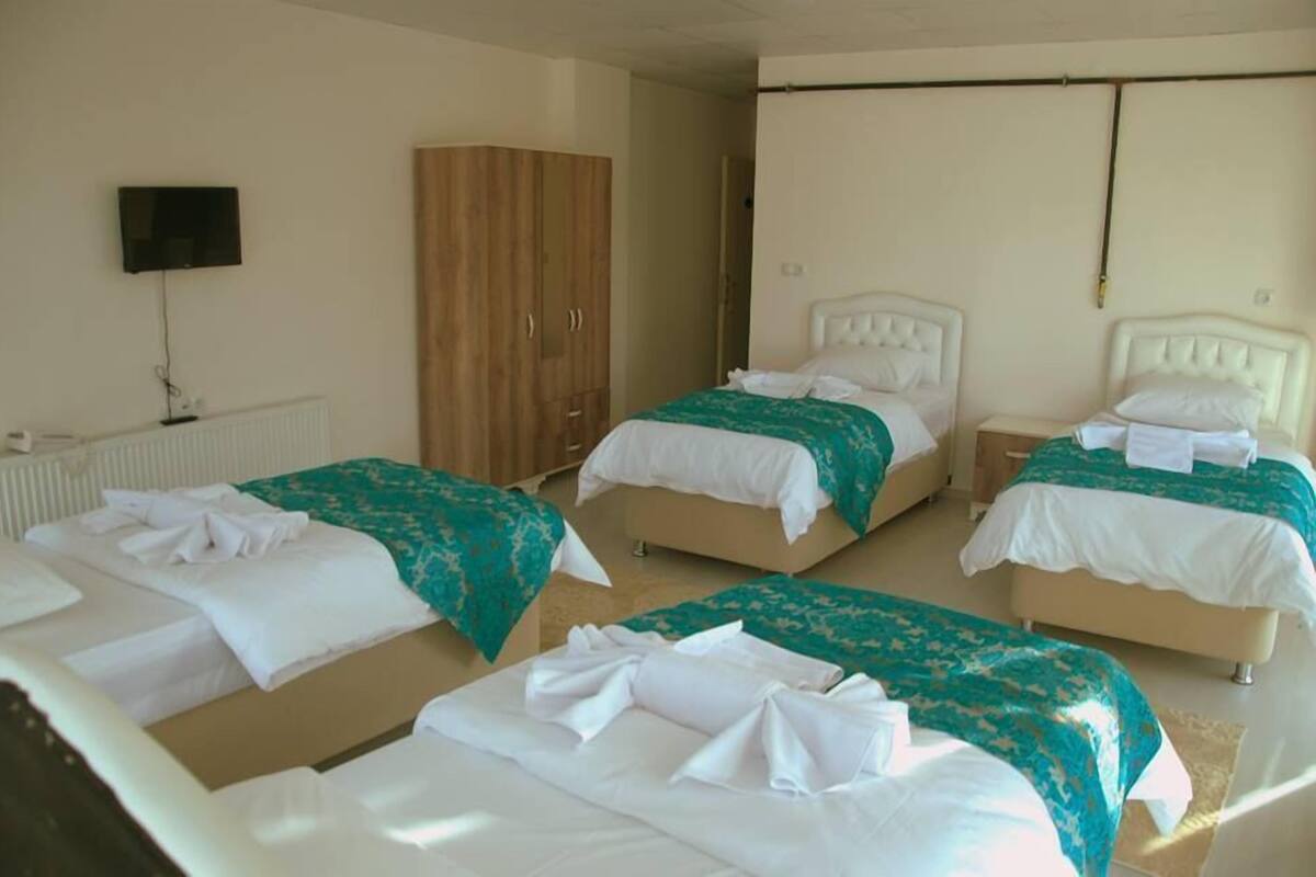 Standard Quadruple Room | Desk, WiFi (free)