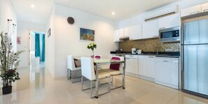 Refrigerador con freezer, microondas, placa de cocina