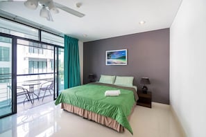 3-Bedroom Apartment | Blackout drapes, rollaway beds, free WiFi