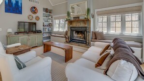 Smart TV, fireplace, DVD player, stereo