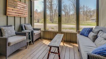 Smart TV, fireplace, DVD player, stereo