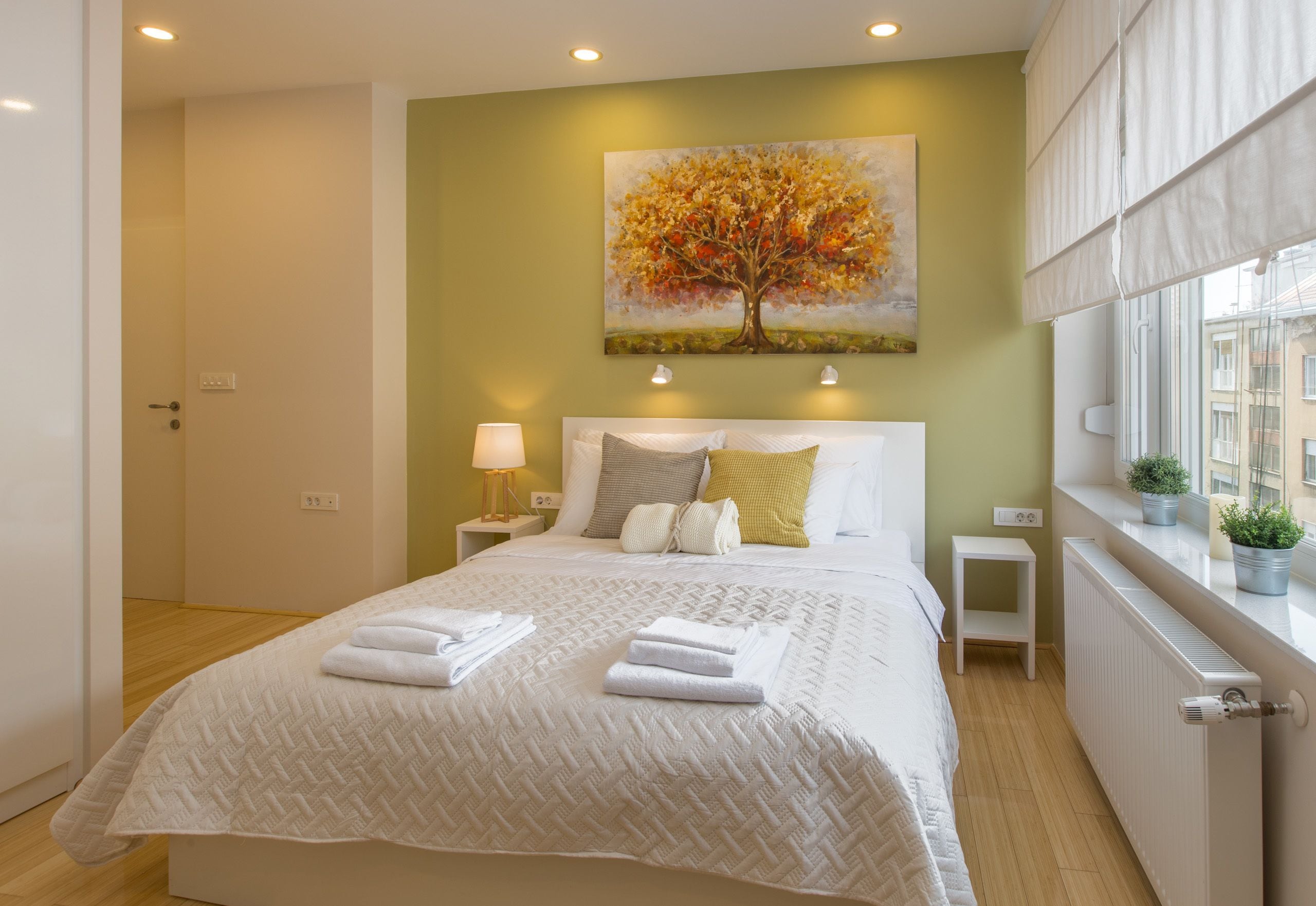 Ropa de cama de alta calidad y caja de seguridad en la habitación 