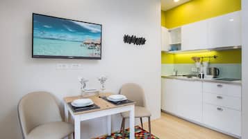 Comfort Studio, City View | Peralatan tempat tidur premium, peti besi dalam bilik, meja