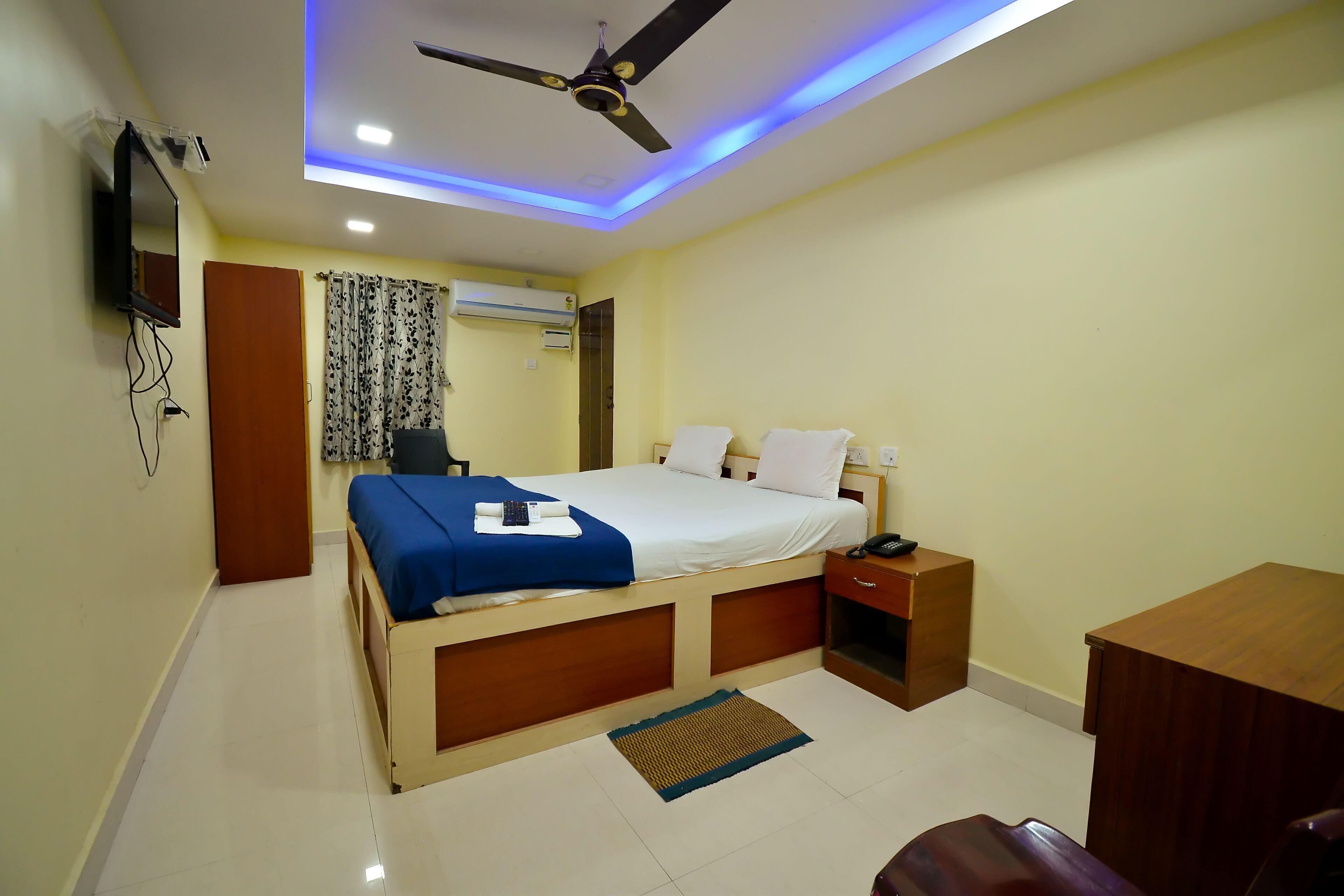 Premium bedding, down duvets, in-room safe, individually furnished