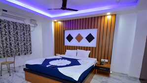 Ein modernes Schlafzimmer mit Bett, Nachttisch und Deckenventilator.