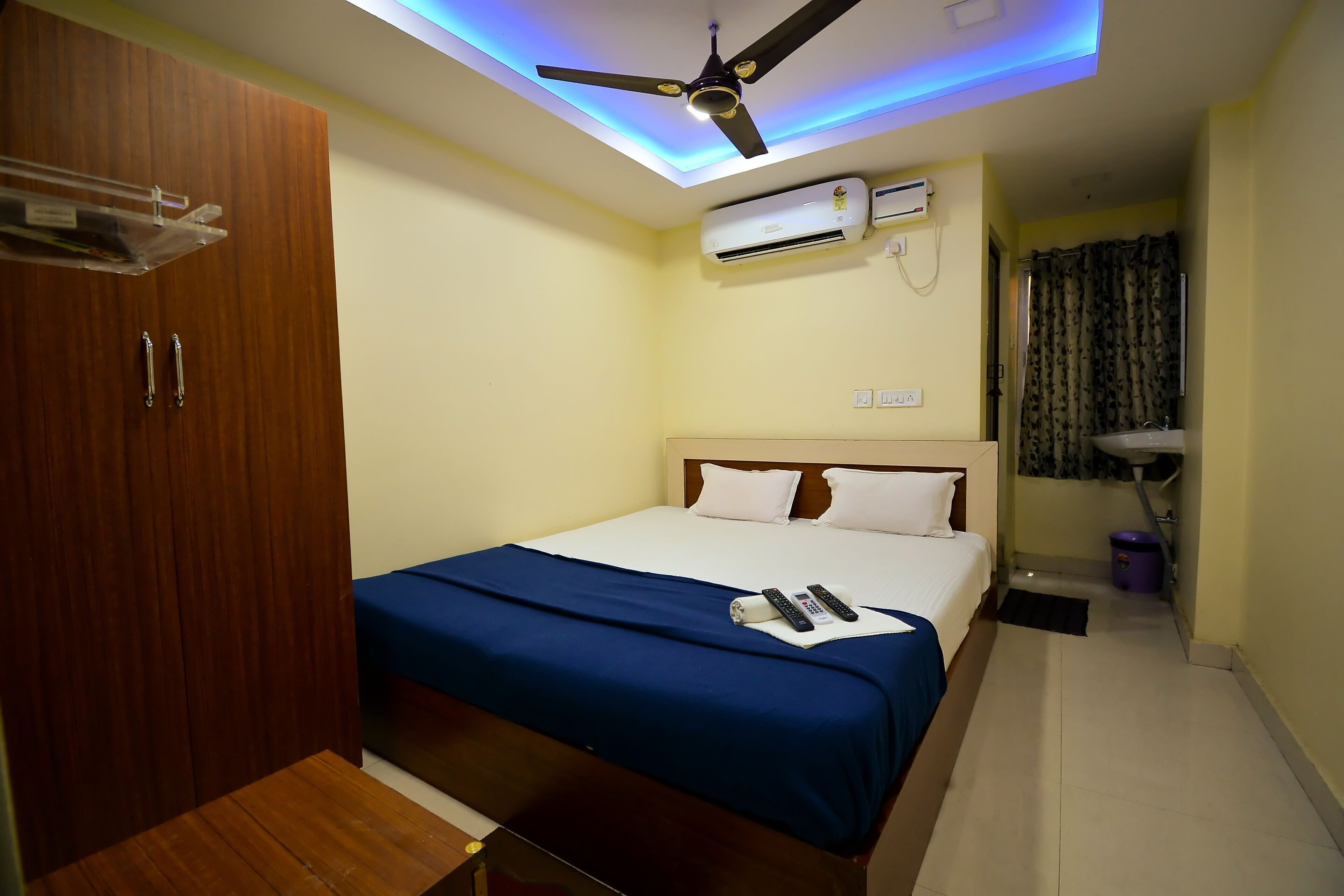 Premium bedding, down duvets, in-room safe, individually furnished