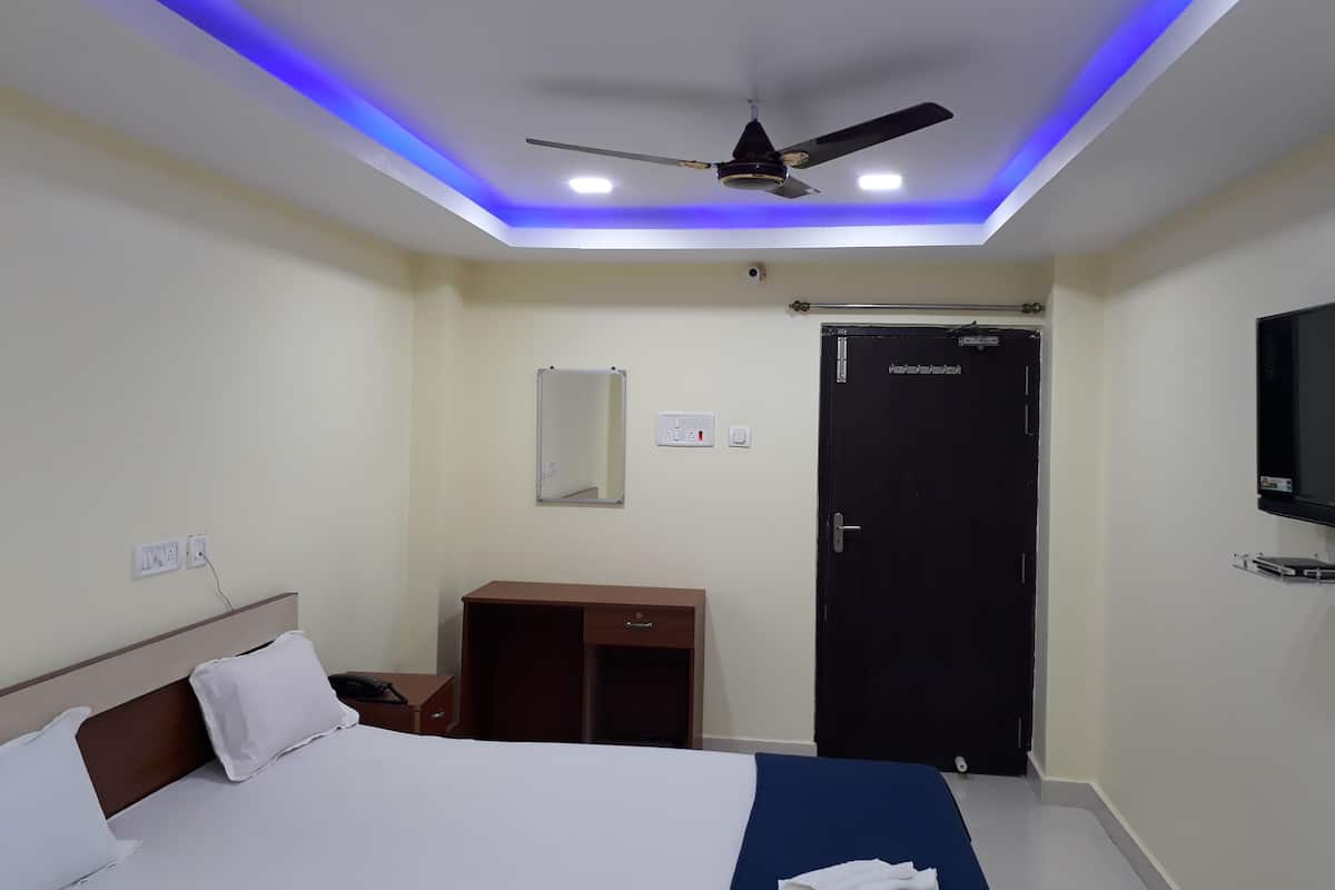 1 bedroom, premium bedding, down comforters, in-room safe