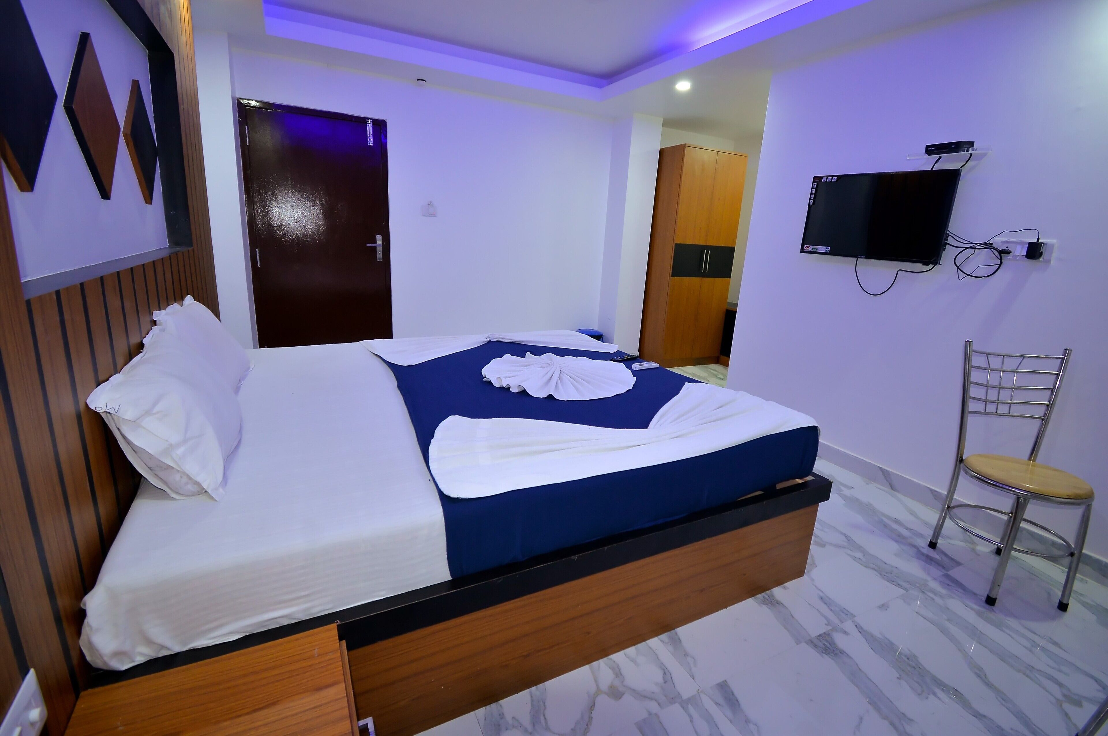 Deluxe King | Premium bedding, down comforters, in-room safe, individually furnished