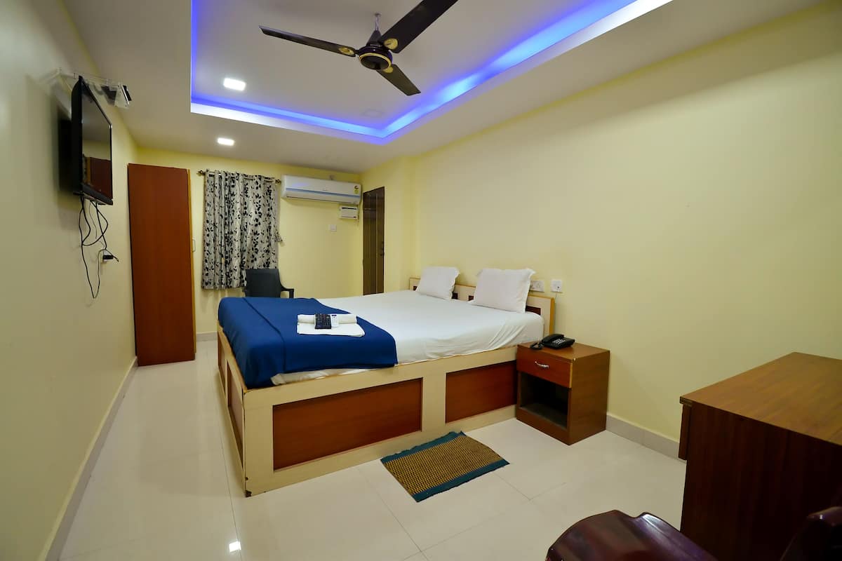 Deluxe Room | 1 bedroom, premium bedding, down comforters, in-room safe