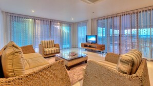 5 Bedrooms with Private Pool Villa (#640 - V2) | Area keluarga | TV layar datar