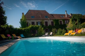 Een binnenzwembad en een seizoensgebonden buitenzwembad