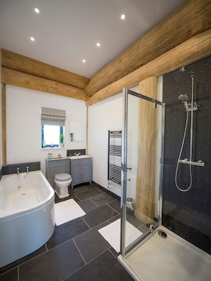 Chalet rustique | Salle de bain | Baignoire et douche séparées, baignoire profonde, séchoir à cheveux