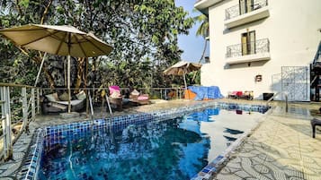 Indoor pool, pool loungers