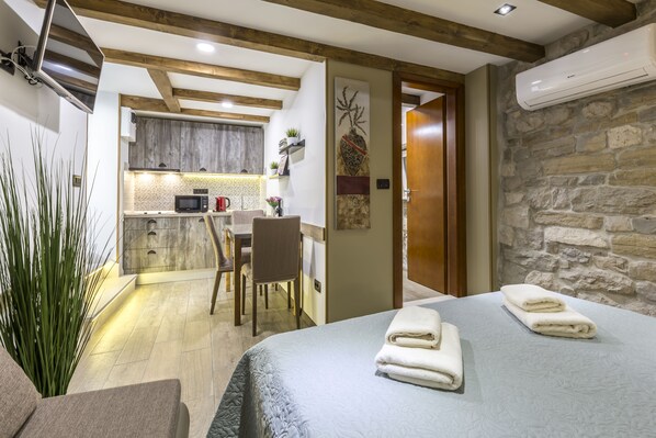 Deluxe Studio | Living area | Flat-screen TV - Reval Luxury Stone House Apartments (Split)