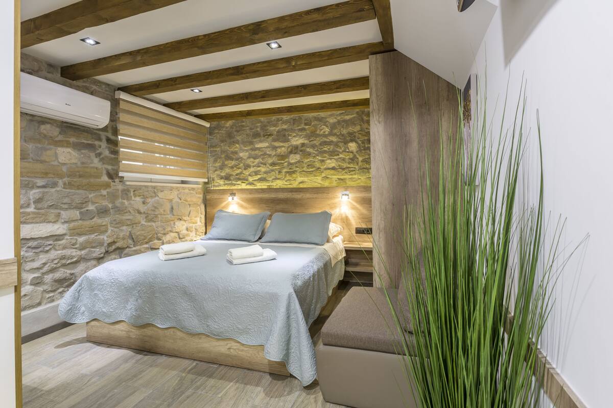 Deluxe Studio | In-room safe, soundproofing, iron/ironing board, free WiFi