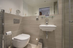 Deluxe studio, en-suite badkamer, uitzicht op rivier (Apt 43) | Badkamer