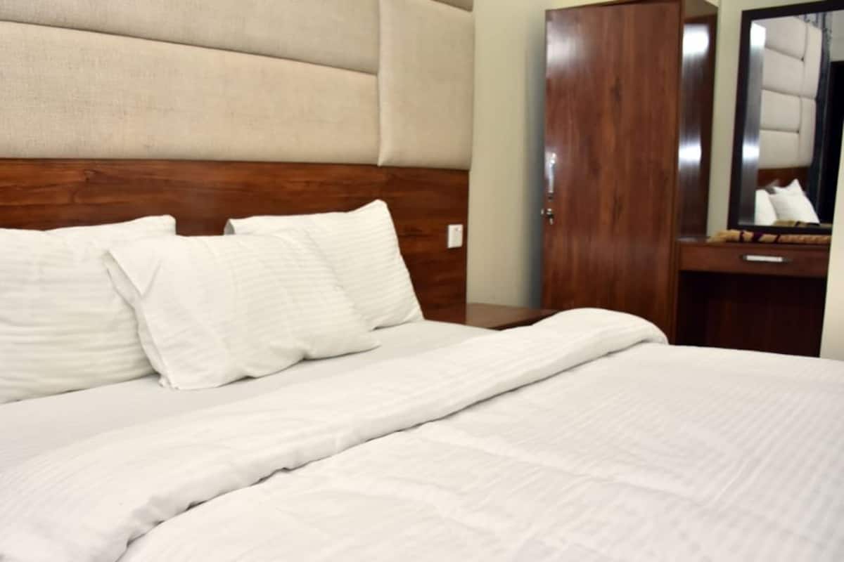 Deluxe tweepersoonskamer, 1 kingsize bed, roken, uitzicht op vallei | Een strijkplank/strijkijzer, gratis wifi, rolstoeltoegankelijk