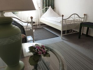Double Room | Desk, free WiFi, bed sheets - Hotel Restaurant Jägerhof (Mayen)