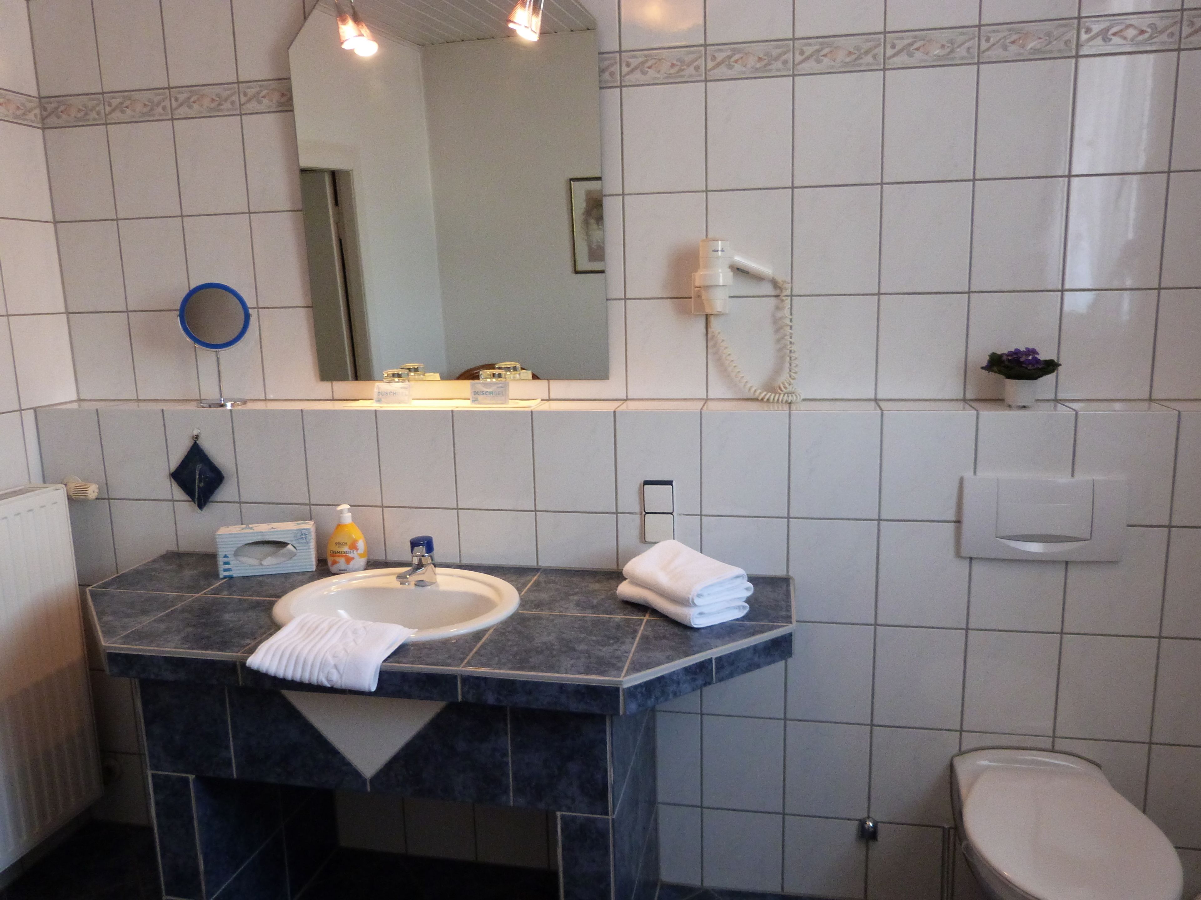 Double Room | Bathroom | Shower, towels