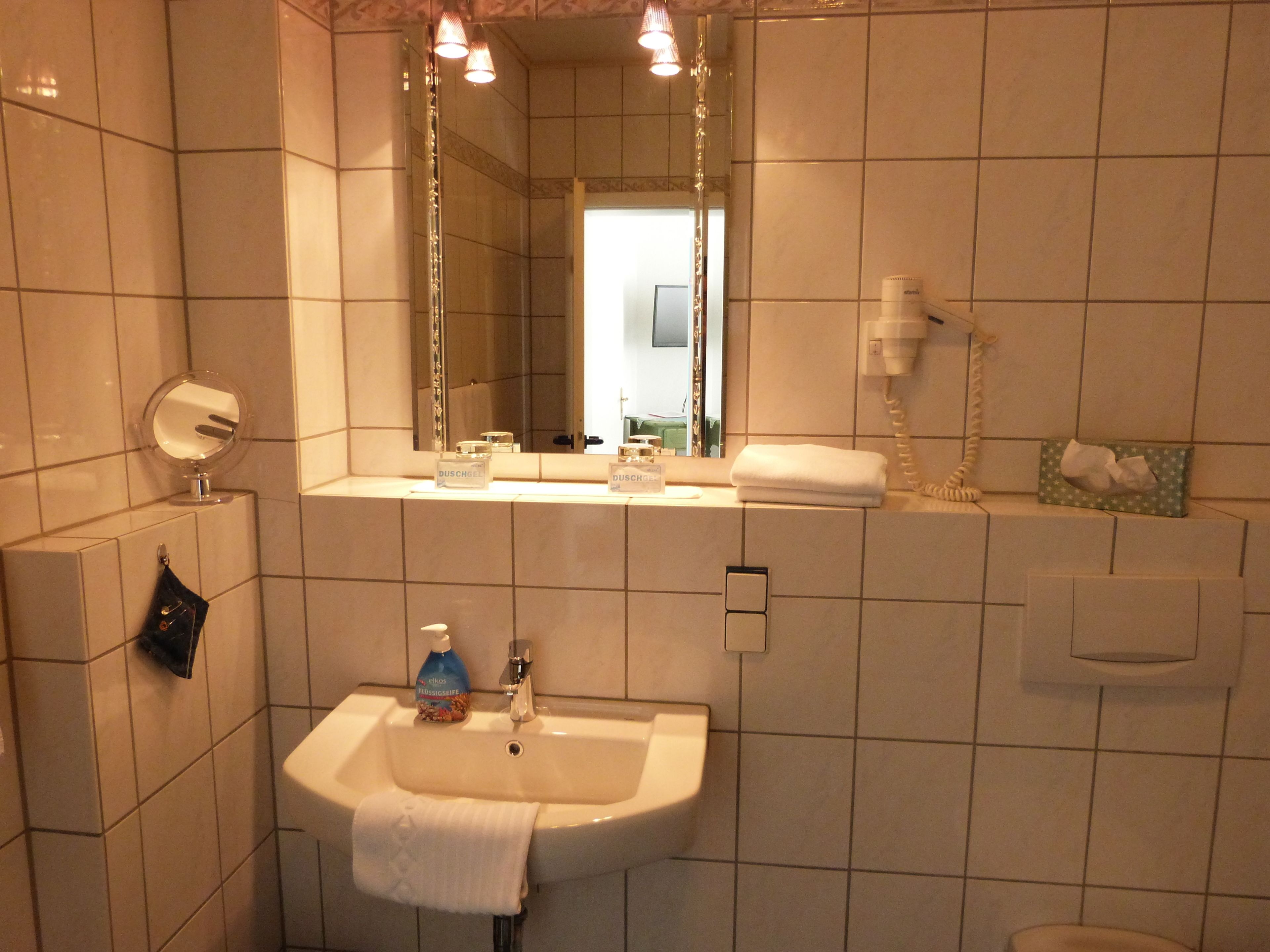 single room | bathroom | shower, towels