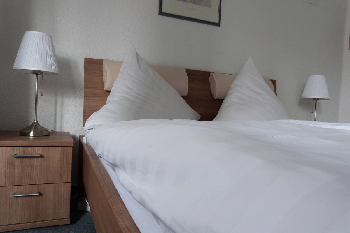 double room | desk, free wifi, bed sheets