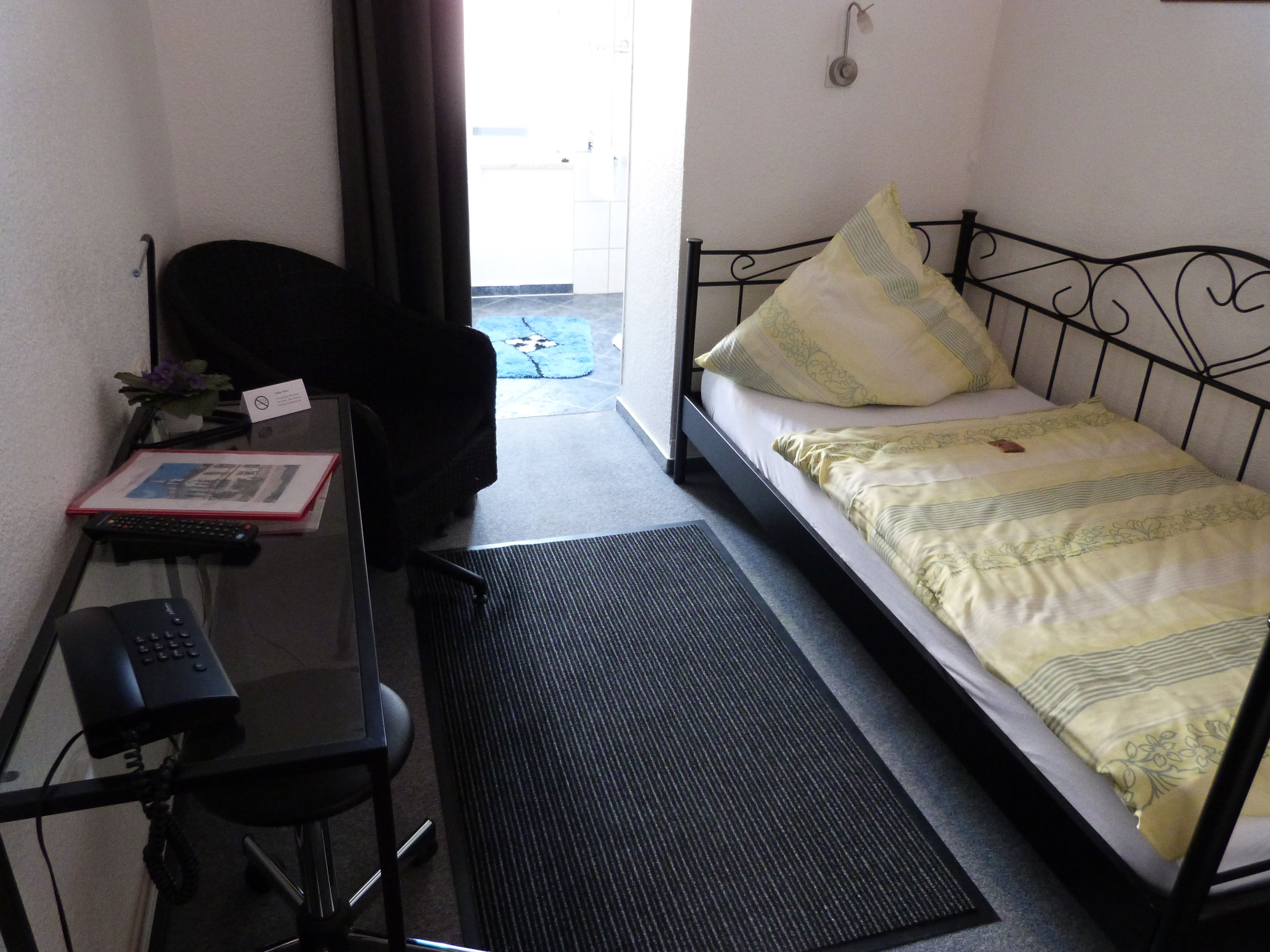 single room | desk, free wifi, bed sheets
