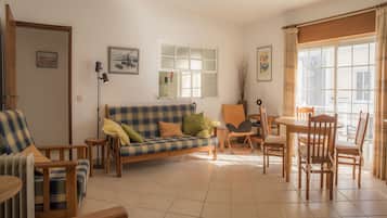 Appartement, 2 slaapkamers, balkon | Woonruimte | Een flatscreentelevisie