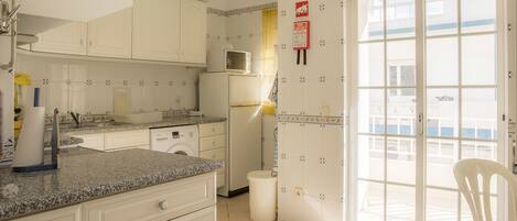 Appartement, 2 chambres, balcon | Cuisine privée | Grand réfrigérateur, micro-ondes, four, plaque de cuisson