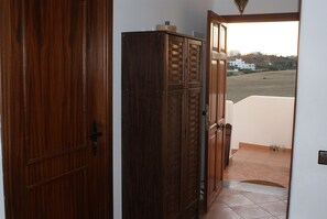 Comfort appartement, uitzicht op zwembad | Verduisterende gordijnen, een strijkplank/strijkijzer, gratis babybedden