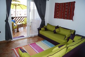 Comfort appartement, uitzicht op zwembad | Woonruimte | Flatscreentelevisie