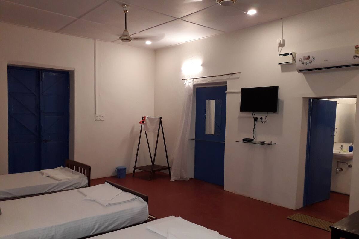 Rollaway beds, free WiFi, bed sheets