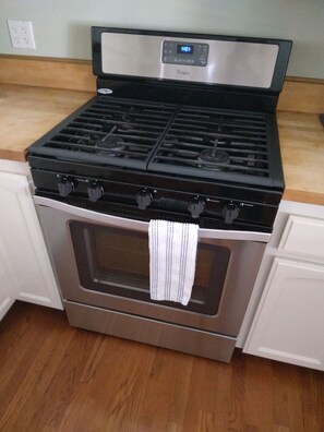 Fridge, microwave, oven, stovetop - Renovated Farmhouse 4 Blocks From Downtown Square (Paso Robles)