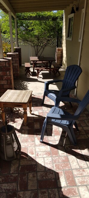 Outdoor dining - Renovated Farmhouse 4 Blocks From Downtown Square (Paso Robles)