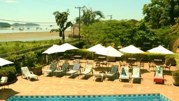 2 piscinas externas, guarda-sóis, espreguiçadeiras