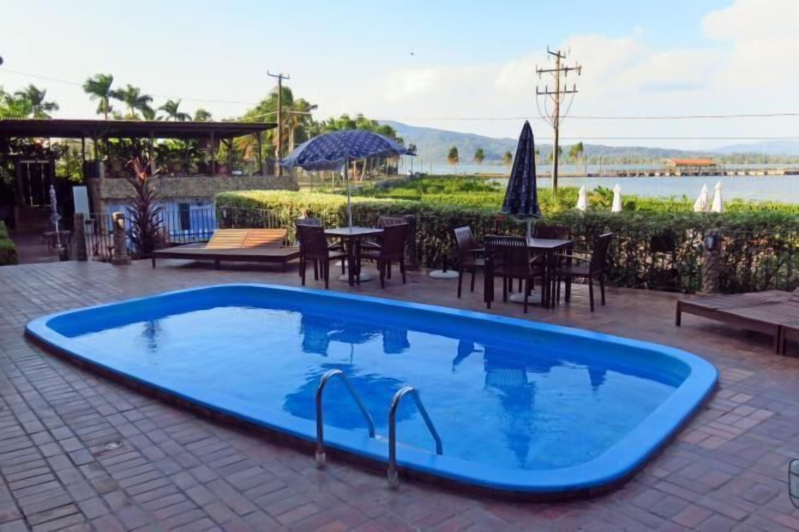 2 ulkouima-allasta, aurinkovarjoja, aurinkotuoleja