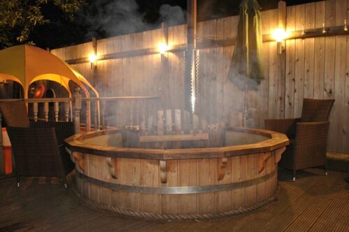Squirrel Barn. Hi-spec. Hot tub & Wifi. Sleeps 14