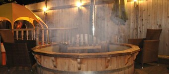 Squirrel Barn. Hi-spec. Hot tub & Wifi. Sleeps 14