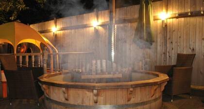 Squirrel Barn. Hi-spec. Hot tub & Wifi. Sleeps 14