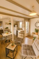 舒适开间, 多张床, 简易厨房 | 起居区 | 101-厘米纯平电视（配备卫星频道）、电视、Netflix