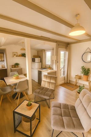 Studio tiện nghi đơn giản, nhiều giường, bếp nhỏ | Khu phòng khách | TV màn hình phẳng 101-cm có truyền hình vệ tinh, TV, Netflix