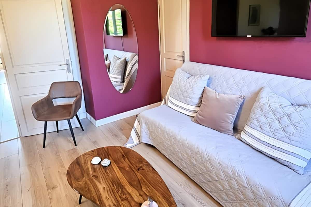 Comfort Room (Rouge Gorge) | 1 bedroom, premium bedding, Select Comfort beds, individually decorated