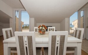 Apartment, Meerblick (Top View) | Essbereich im Zimmer